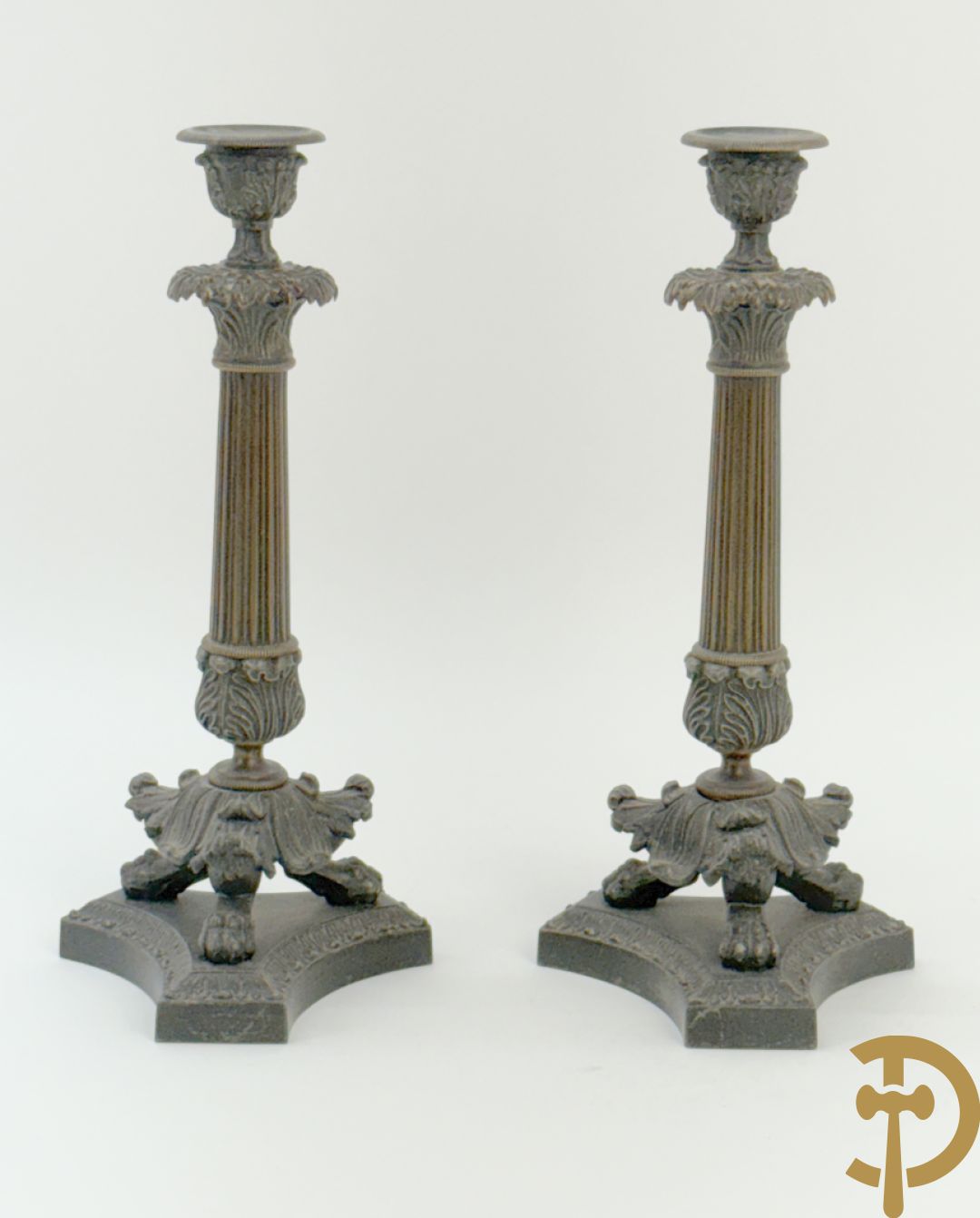 Paar gepatineerde kunstbronzen kandelaars op klauwepoten, 19e