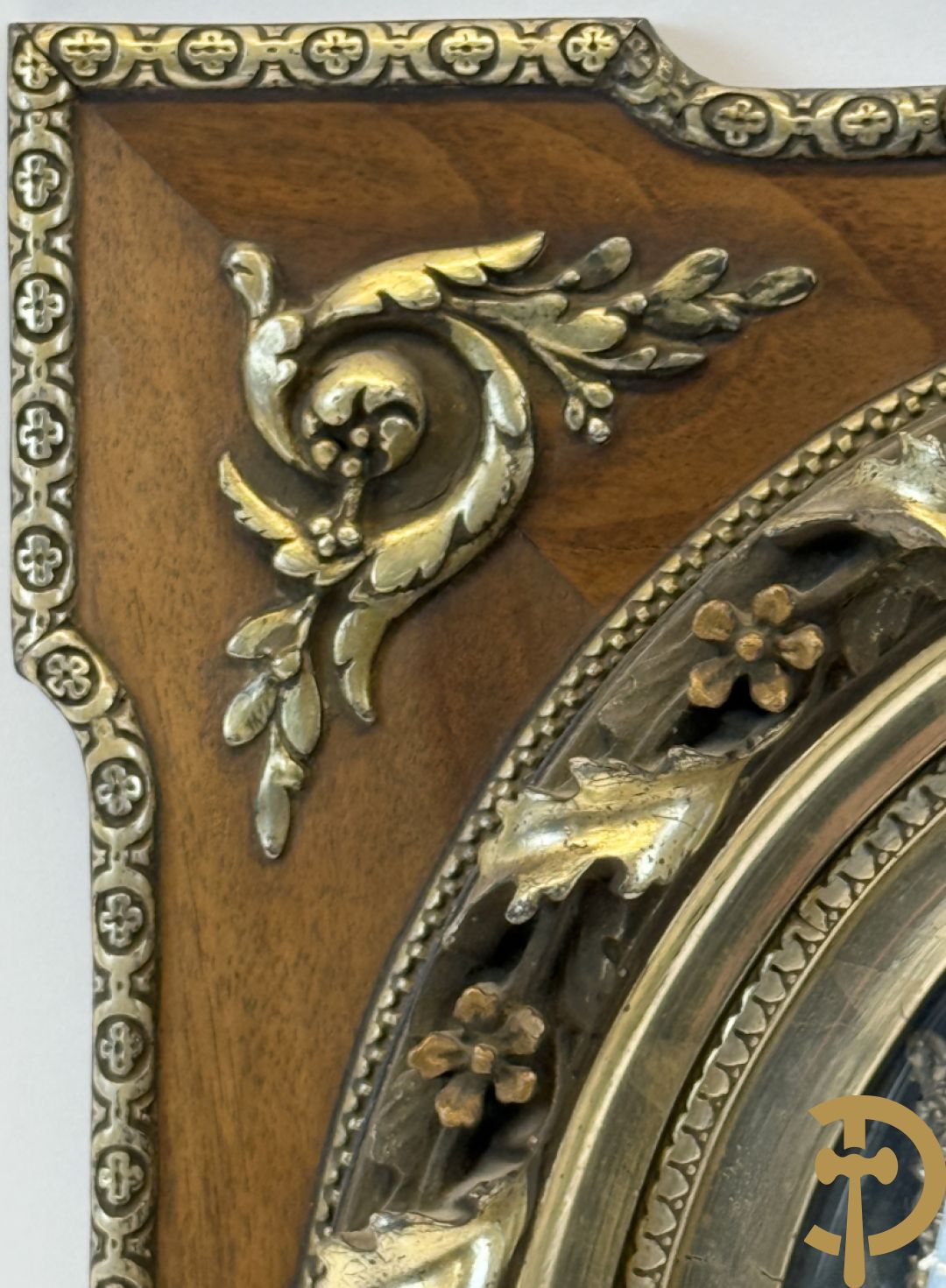 Vergulde lijst met accanthusranken en ovaal medaillon + kader met ovaal medaillon + religieuse wassen zegel