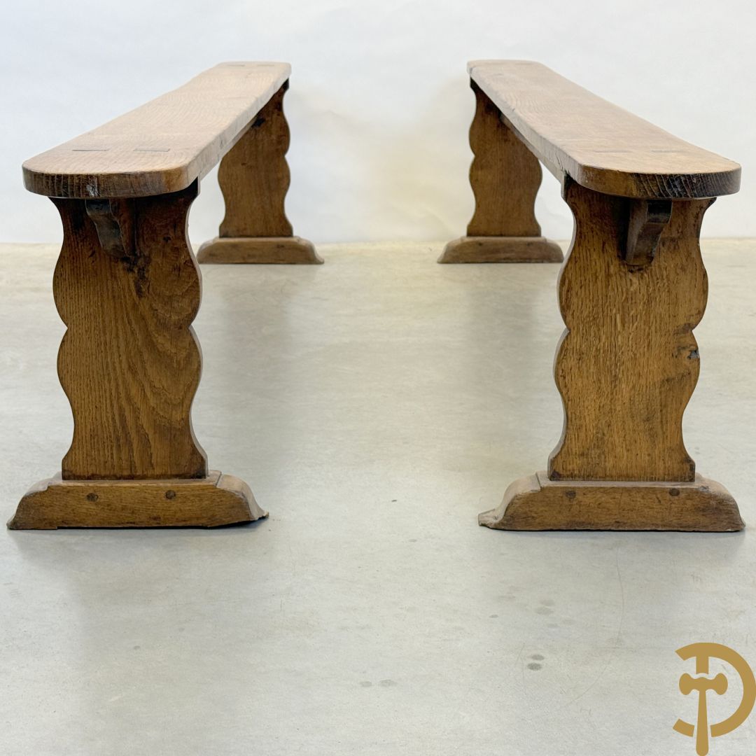 Paar massief eiken kloosterbanken met afgeronde zijkanten