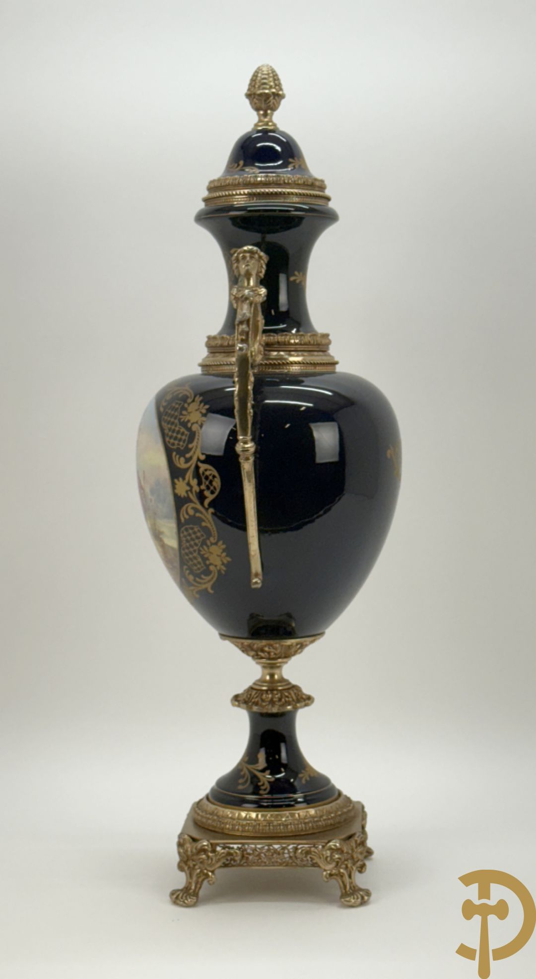 Onleesbaar getekend Sèvres stijl vaas met geanimeerd landschapsdecor en zijdelings met bronzen ornamenten bezet