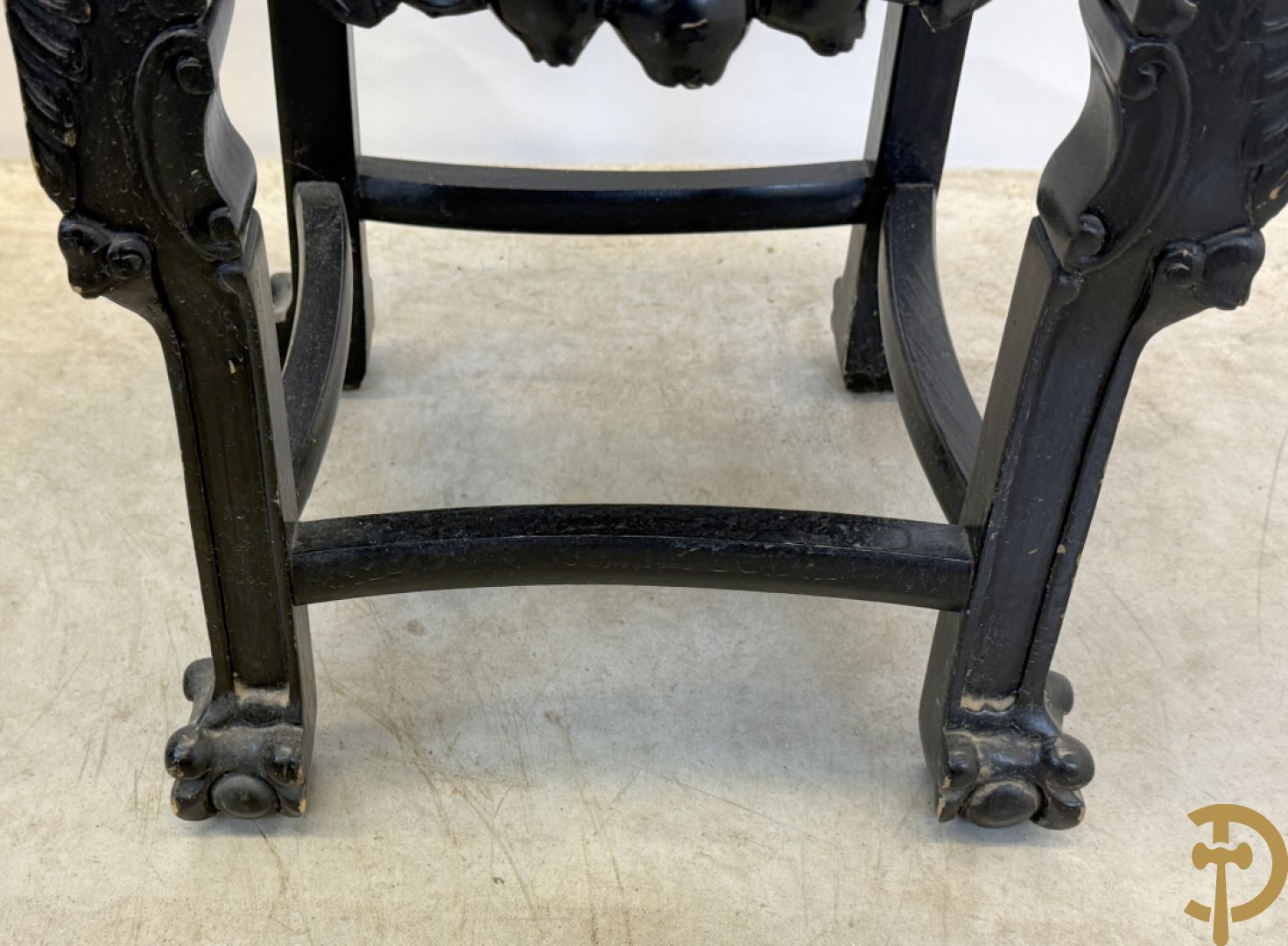 Paar achthoekige hardhouten Chinese sokkels met fo-honden en bloemendecoratie