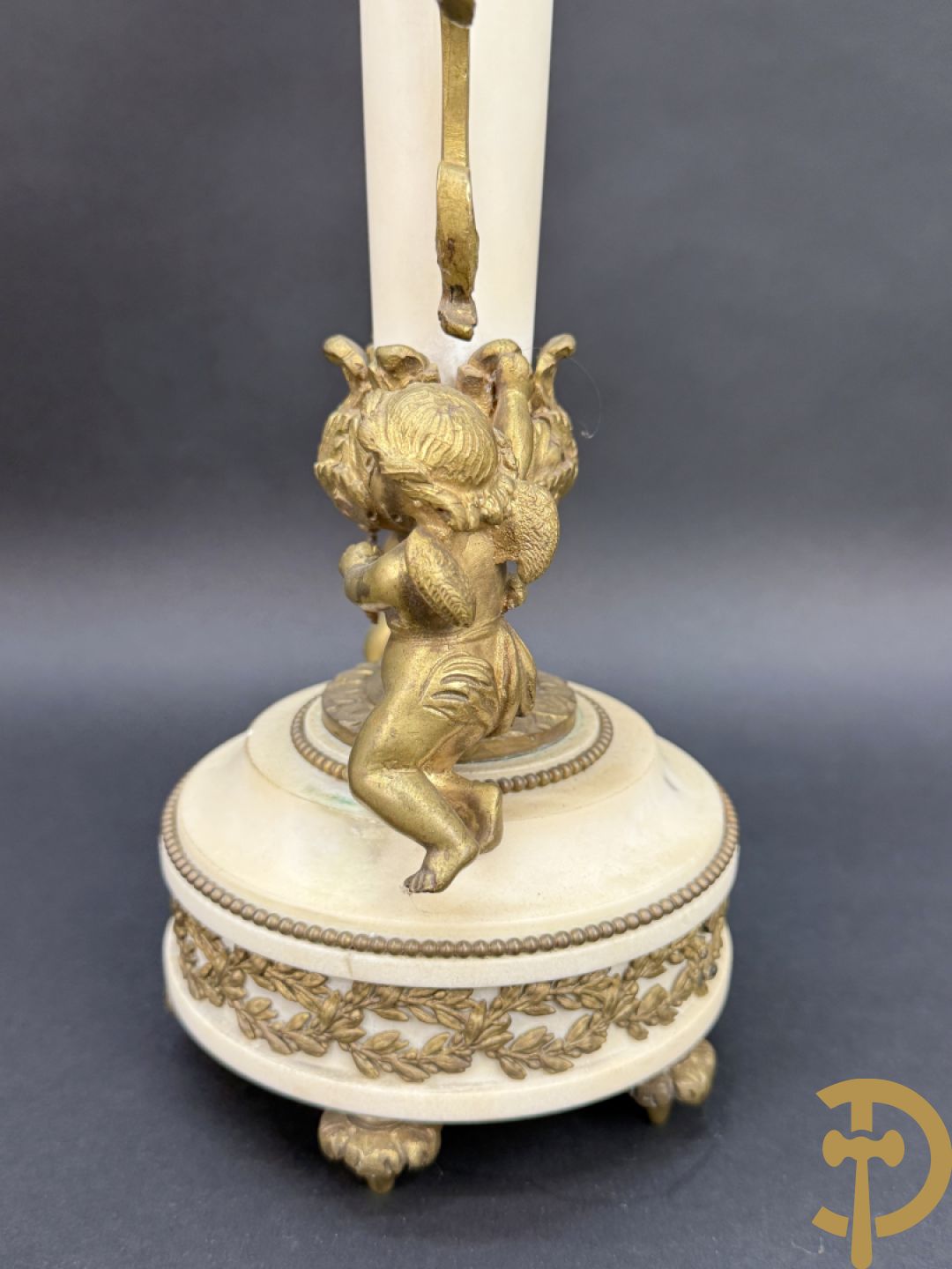 Paar marmeren kandelaars met bronzen cupido