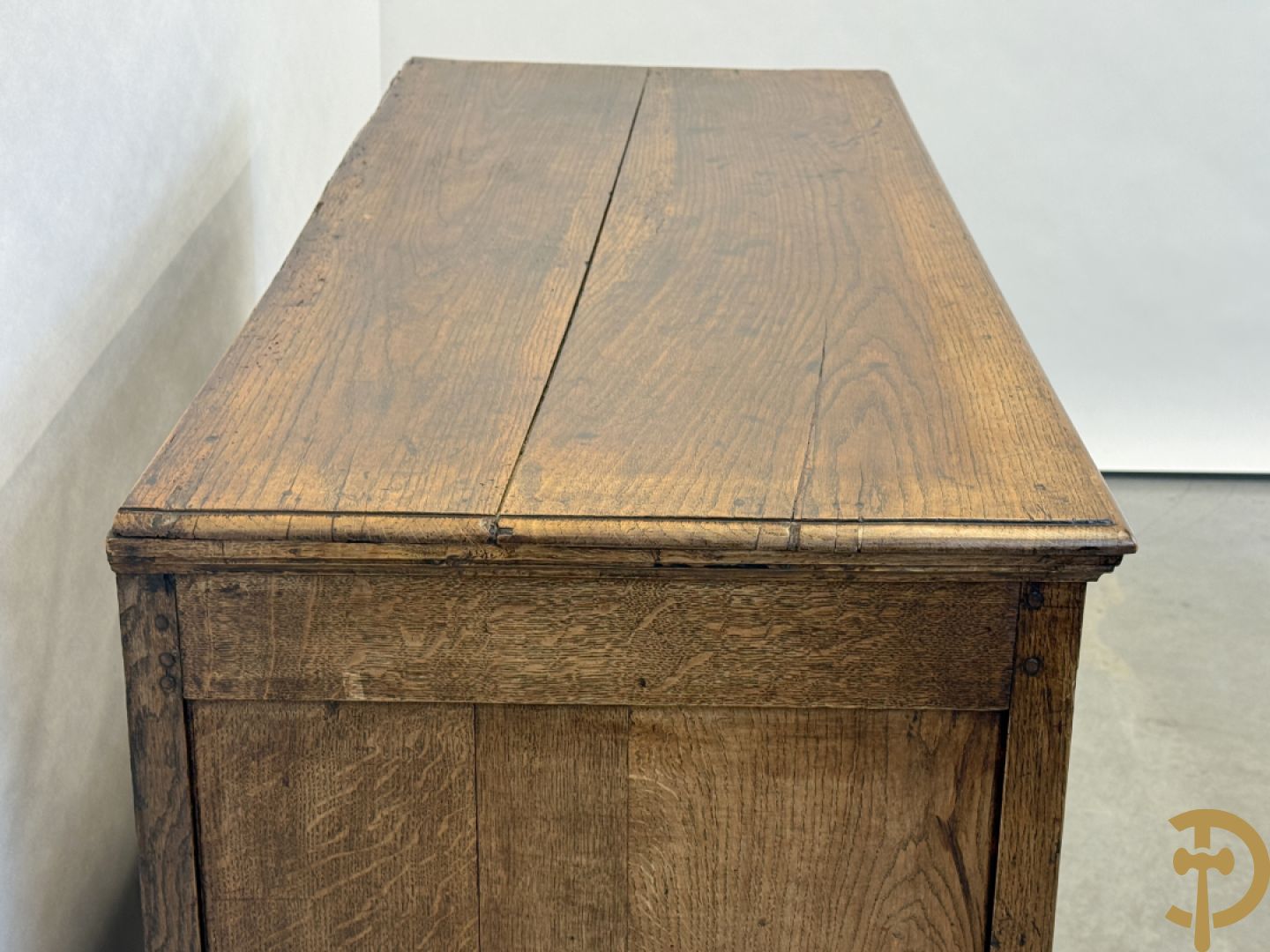 Massief eiken Louis XVI drieladencommode met gepanneleerde zijkanten en accanthusranken in de lades