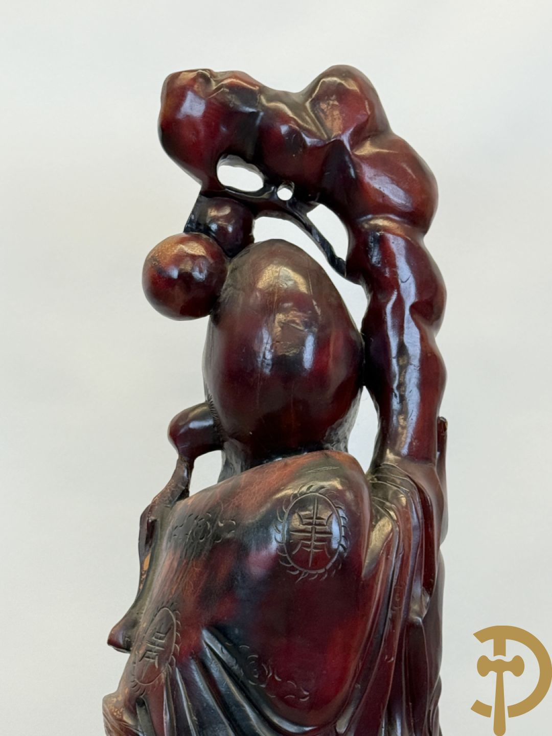 Aziatische houtsculptuur van wijsgeer met staf, vogels en kinderen