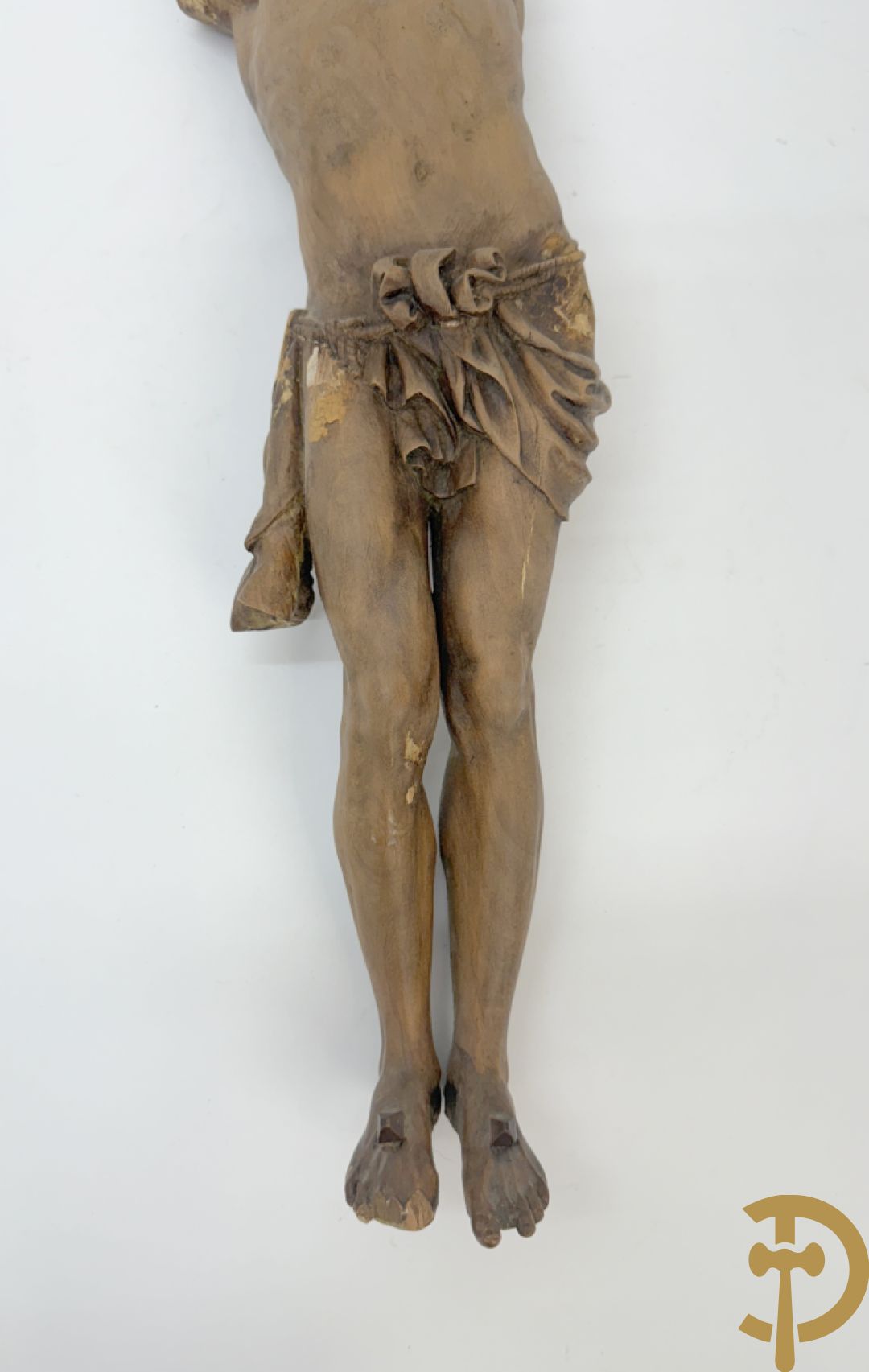 Twee houtgesculpteerde en gepolychromeerde corpussen