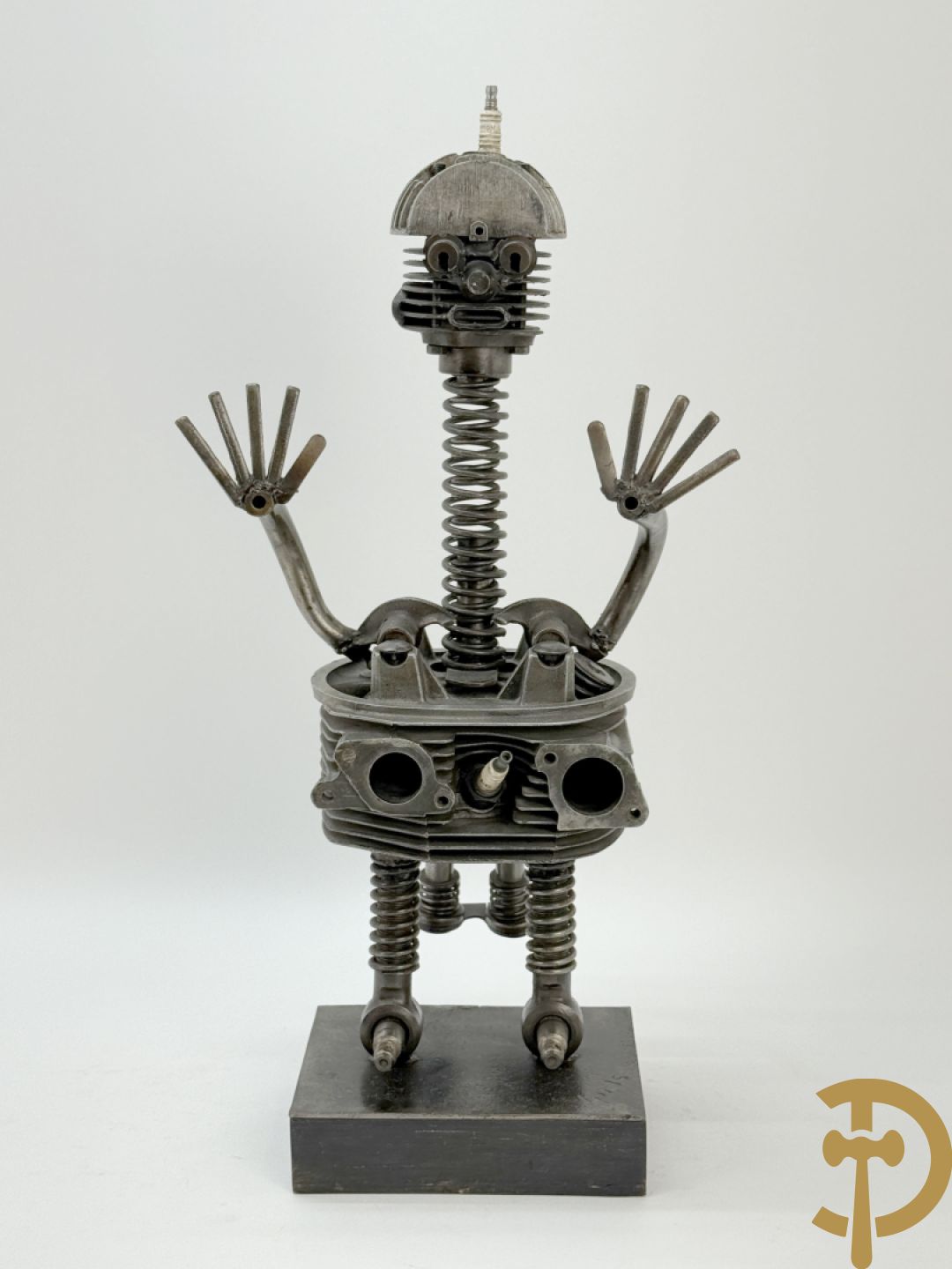 GIELS getekend - Kunstzinnige figuur in ijzerassemblage van motoronderdelen