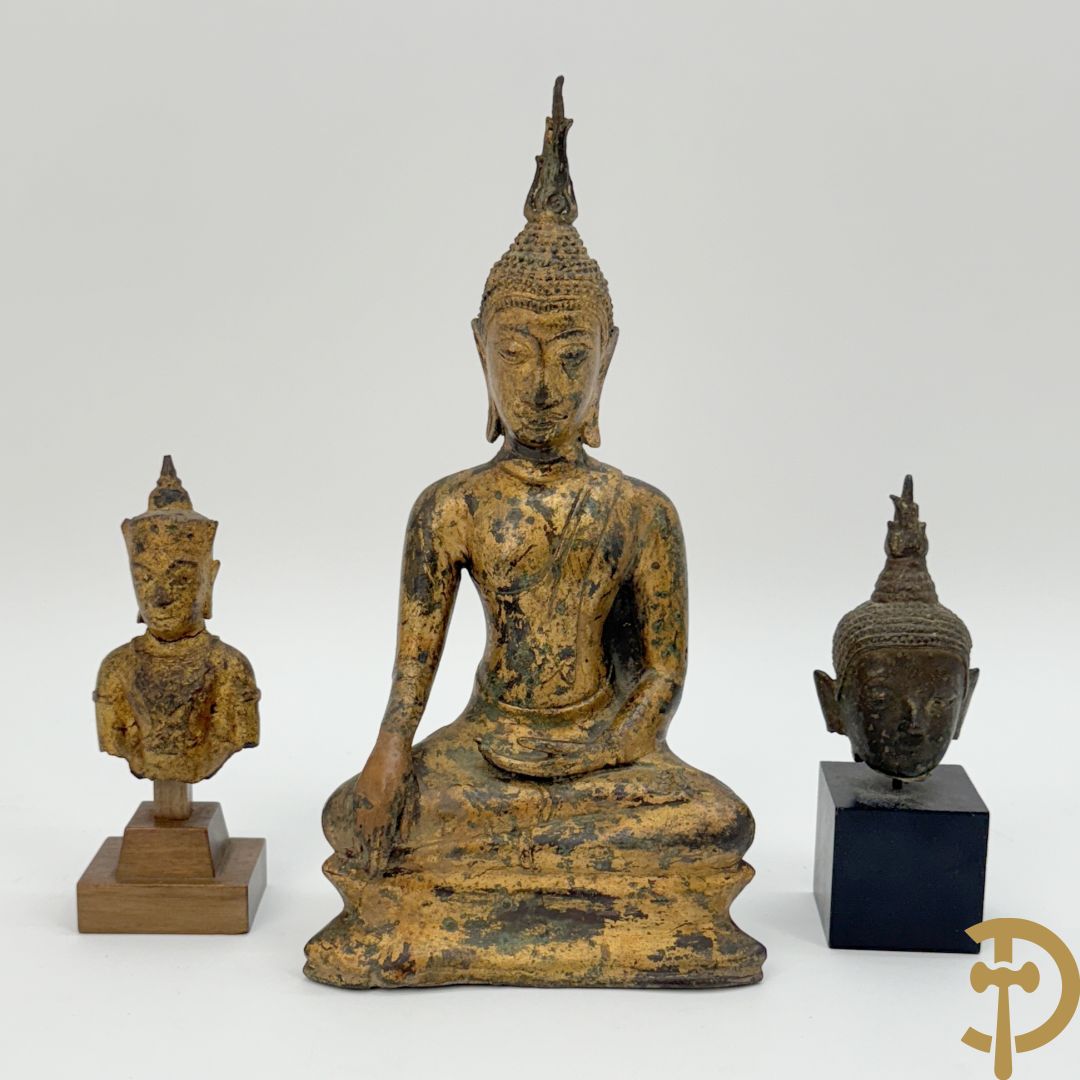 Bronzen zittende boedha in verloren was techniek + fragment van Tibetaans vergulde boedha + bronzen boedhahoofd op houten sokkel