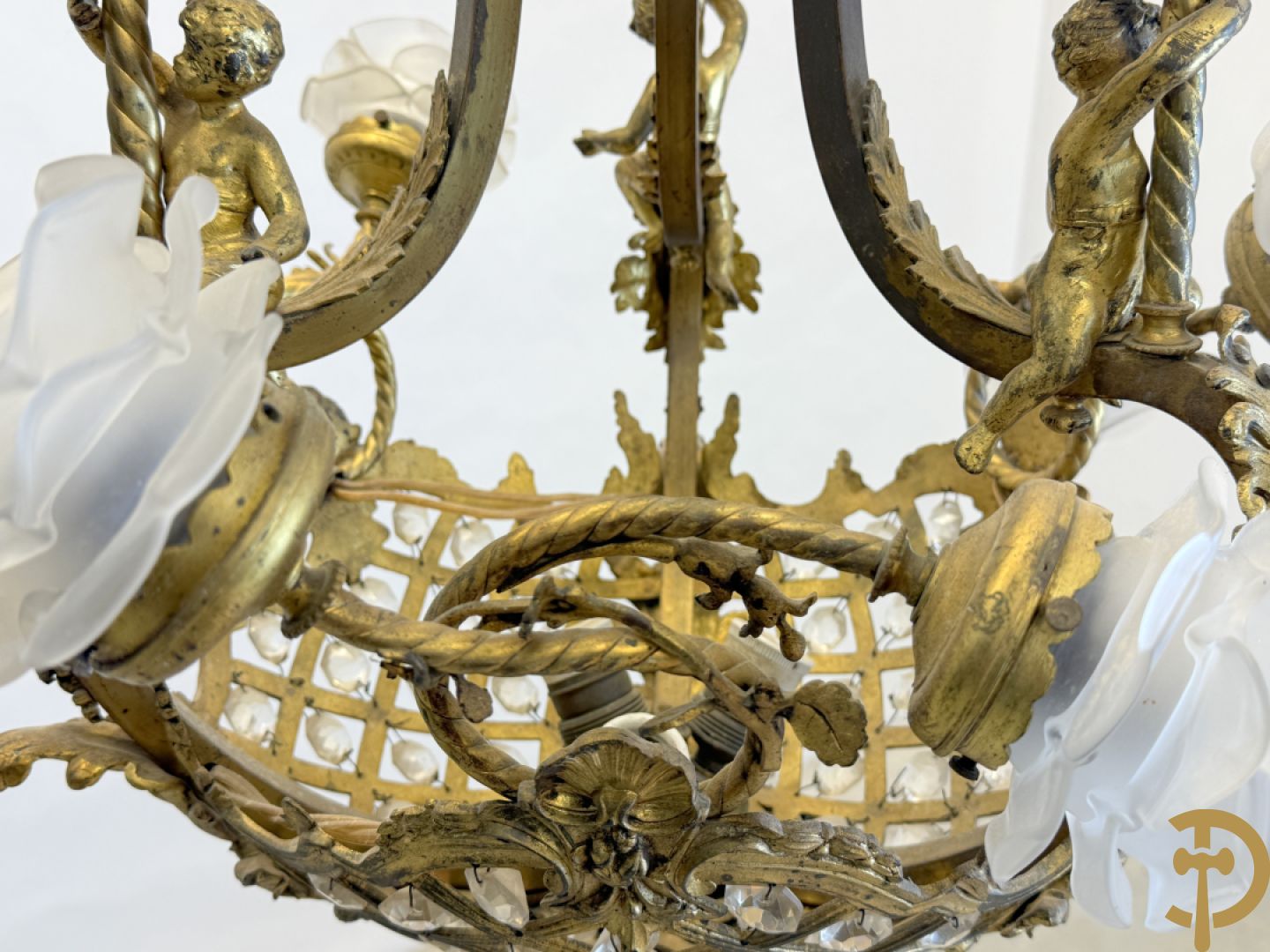 Bronzen Franse luchter met geajoureerde mand, bezet met medusakoppen en 3 cupido