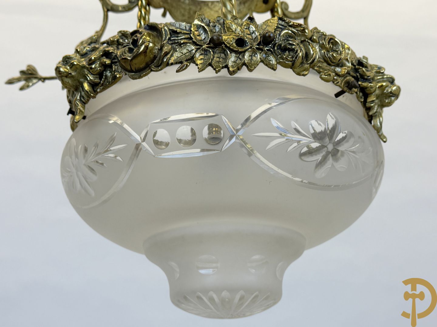 Bronzen hall lantaarn met centrale coupe bezet met bloemen- en dierenkoppen