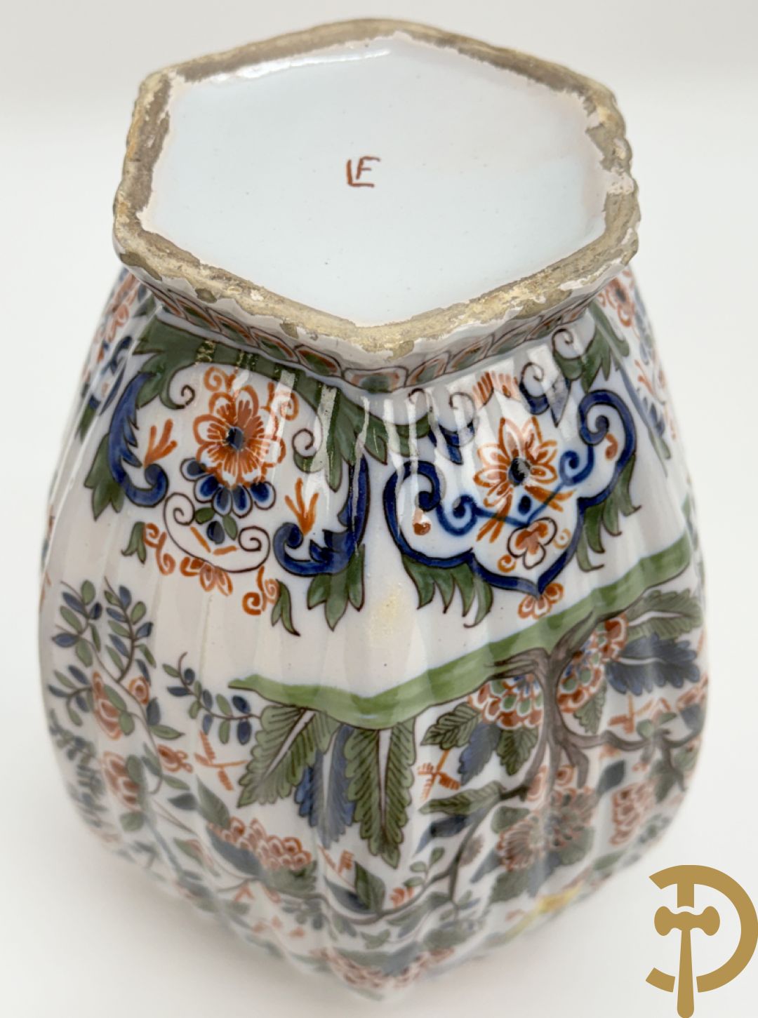 Paar polychrome Delftse zeshoekige dekselvazen met bloemen- en vogeldecor + 4 Strassbourgborden