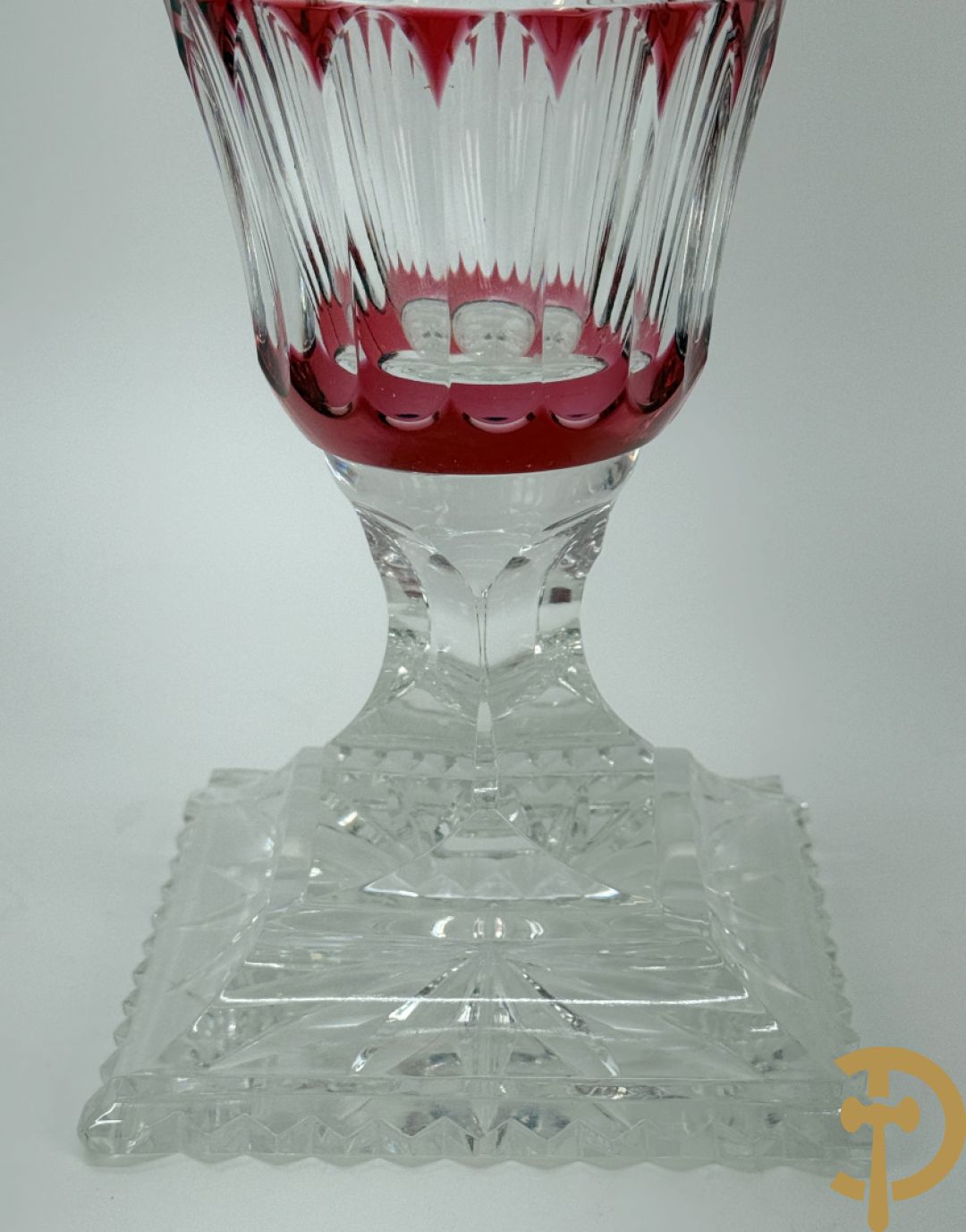 Paar rood kristallen geslepen Boheemse vazen met bloemendecor