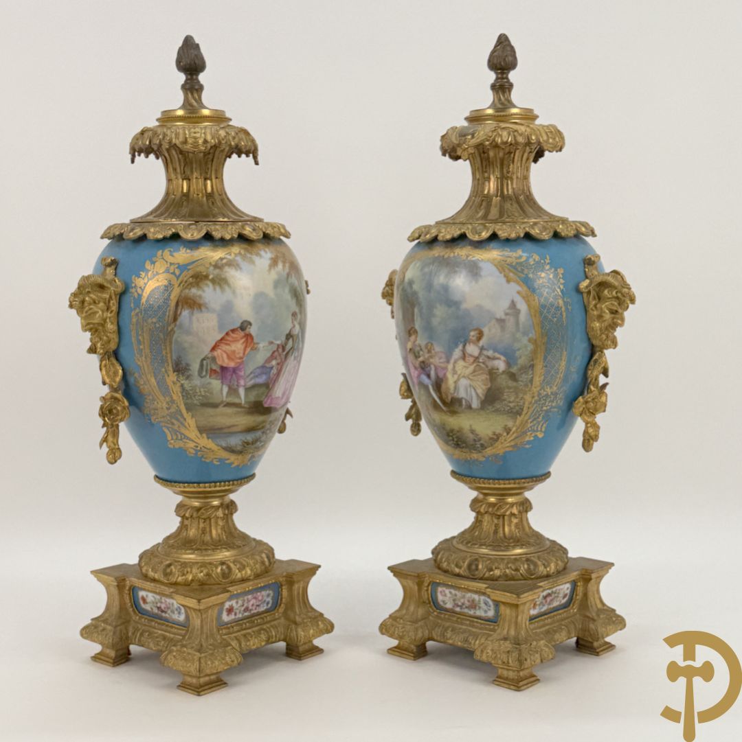 Driedelige bronzen Franse garnituur bezet met cupido