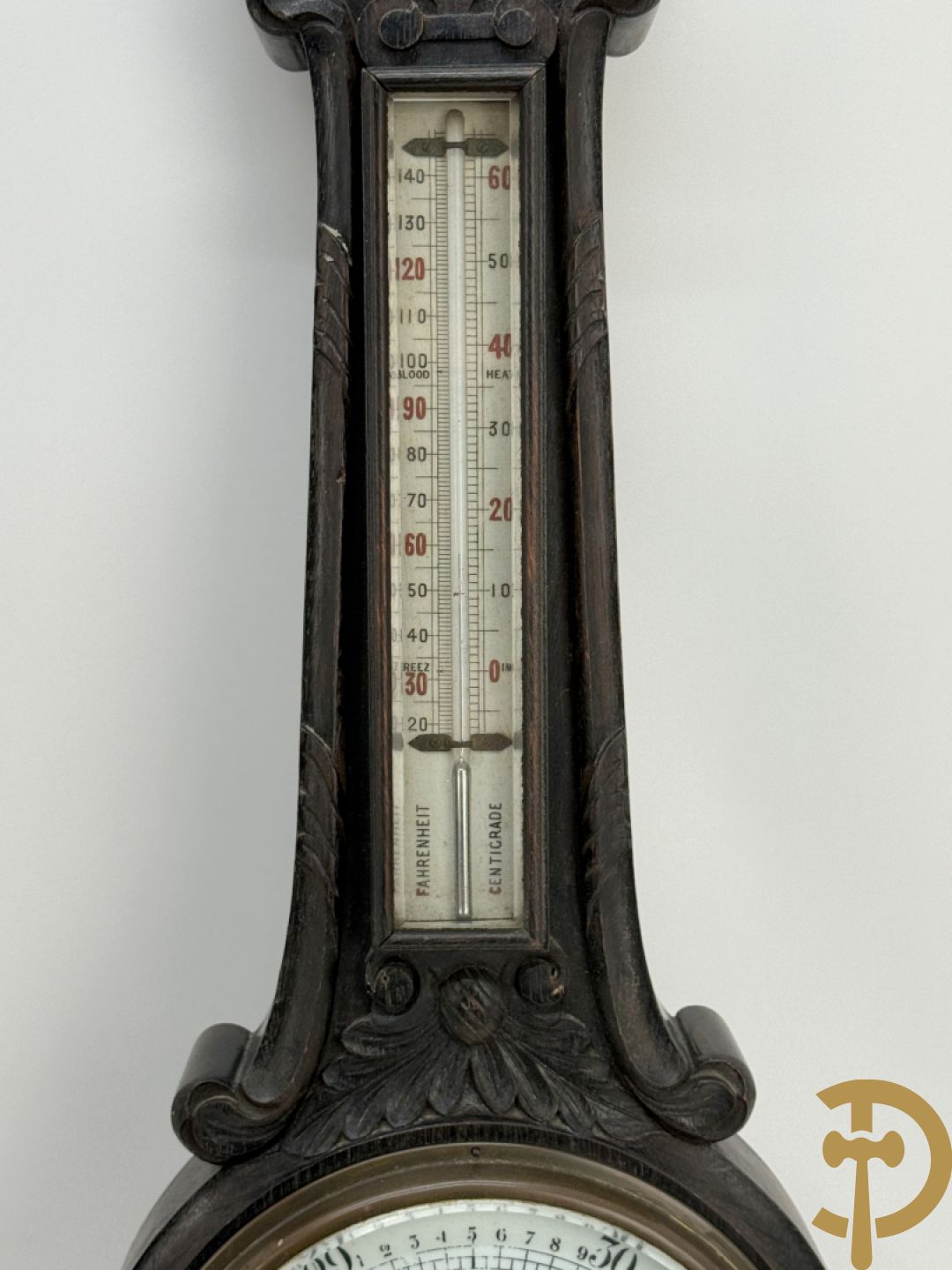 Massief eiken Engelse gesculpteerde baro- en thermometer + houtgesculpteerde console van narrenfiguur met basrelief
