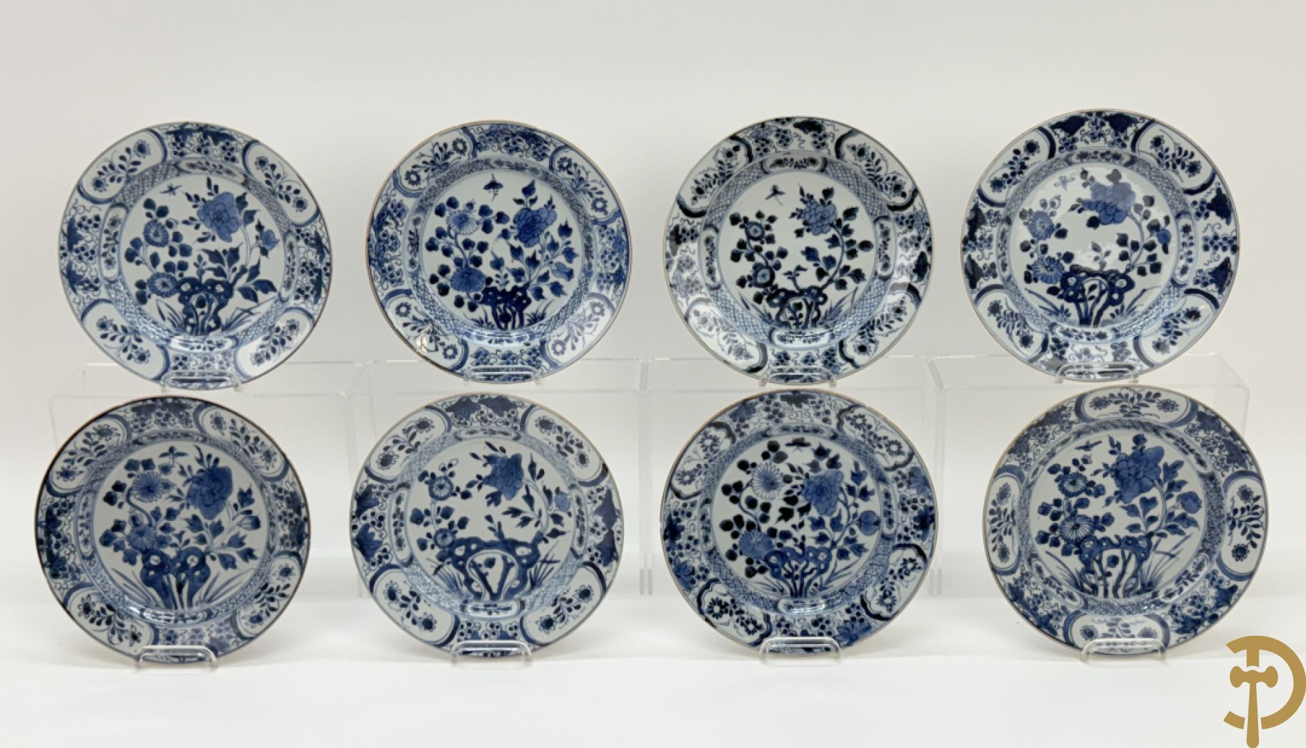 Acht Chinese porseleinen blauw/wit bordjes met bloemendecor, Kangxi