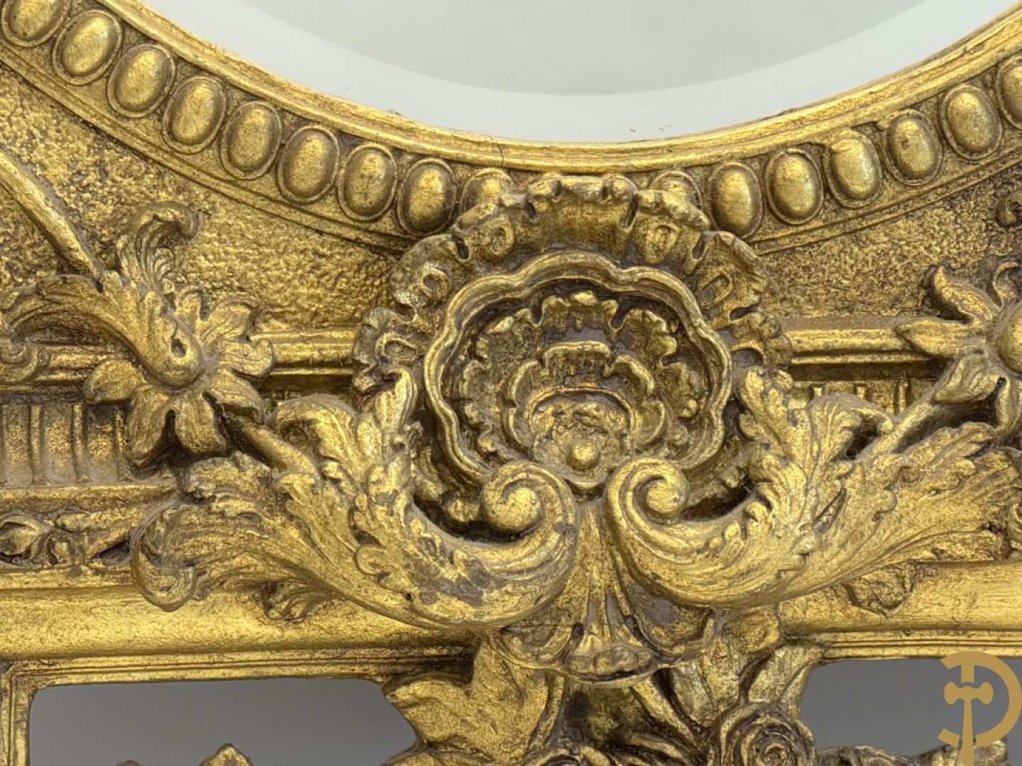 Vergulde lijst met bloemenguirlandes en accanthusranken, binnenin met ovale geslepen spiegel