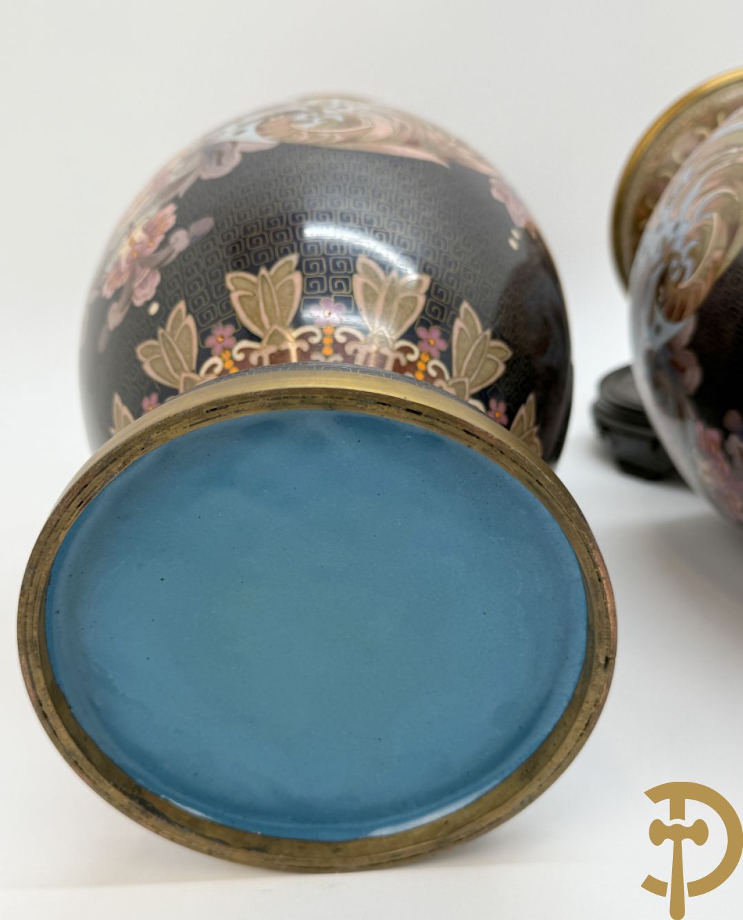 Paar ballustervormige cloisonévazen met decor van vogels en bloemen - op houten sokkel + paar kleine cloisonévazen met vogel en bloemendecor - op houten sokkel