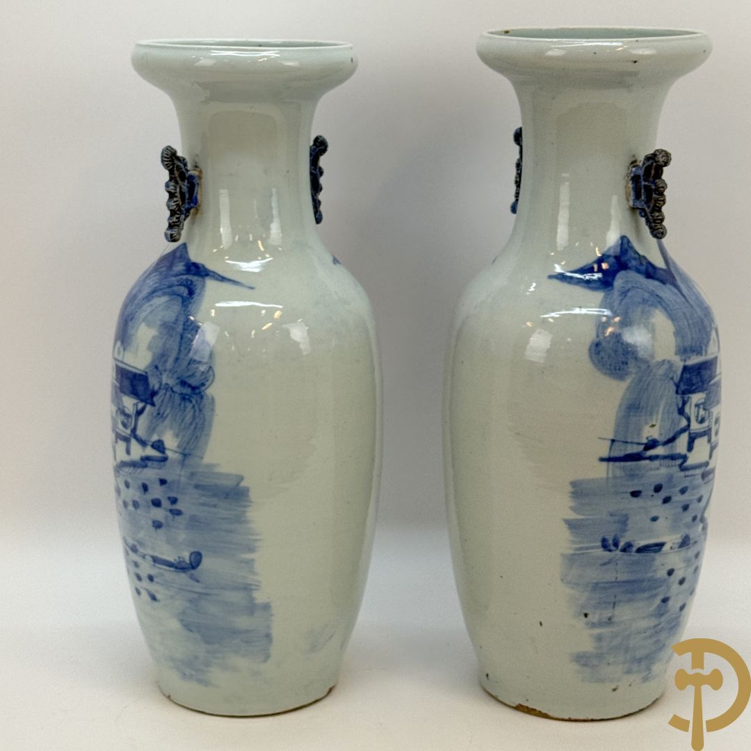 Paar Chinese blauw/wit vazen met geanimeerd huizendecor