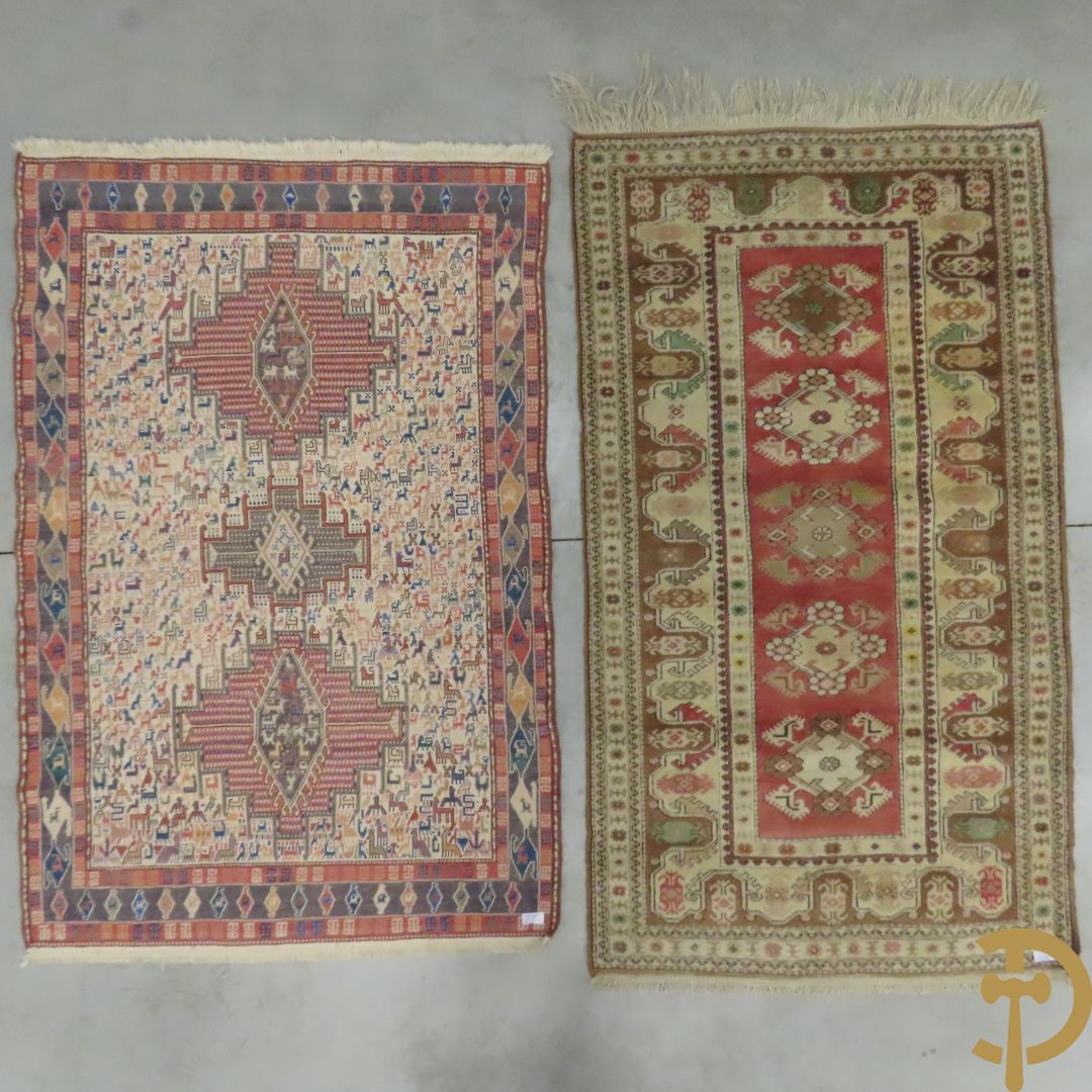 Turkse handgeknoopte Hamadan + oosters handgeknoopt tapijt met dierenmotieven