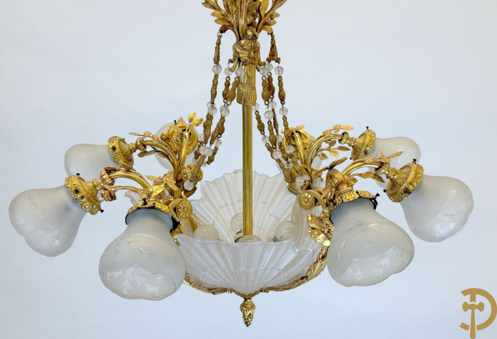 Bronzen vuurvergulde luchter met 4 paar lichtpunten bezet met bladranken, onderaan met glazen schelpen en armen bezet met cupidohoofden