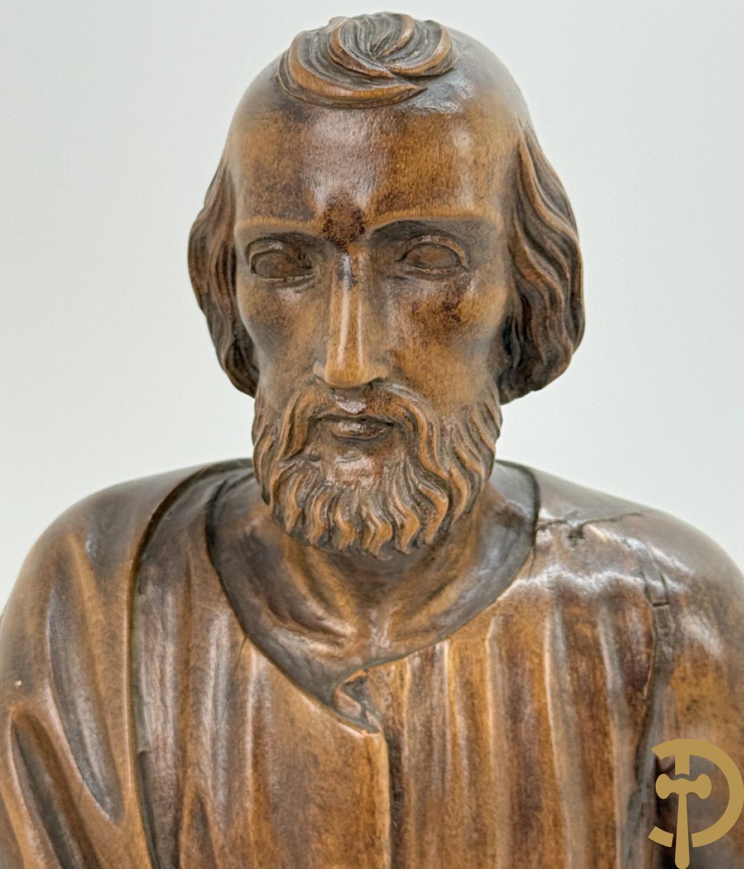 Houtsculptuur van evangelist met boek in de hand