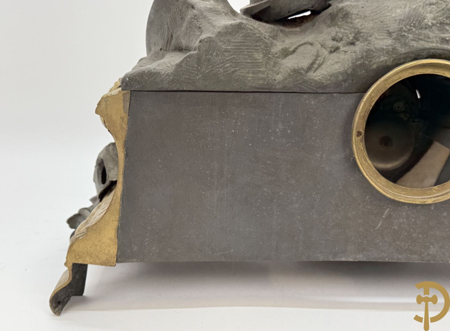 Zamak schouwstuk klok met ridder en Louis XVI motieven bezet