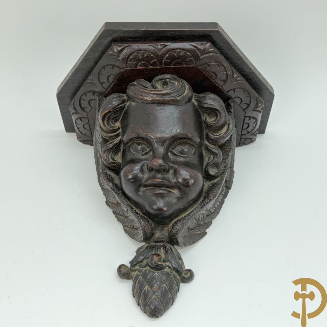 Eiken gesculpteerde sokkel met cupidohoofd en denappel