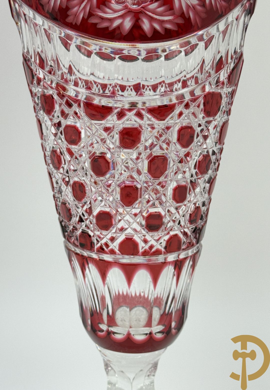 Paar rood kristallen geslepen Boheemse vazen met bloemendecor