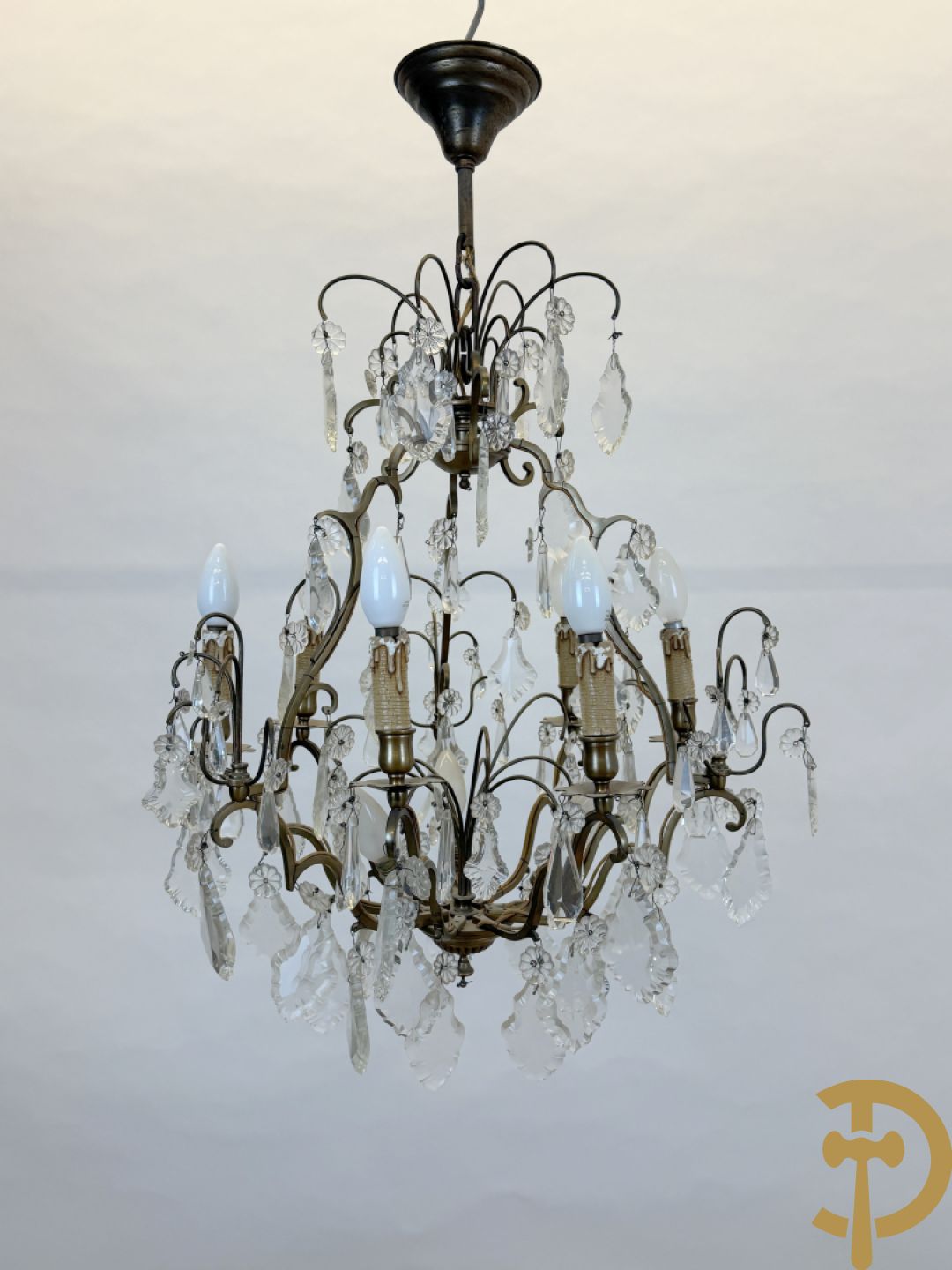 Franse koperen luchter met zes lichtpunten en kristallen bellen