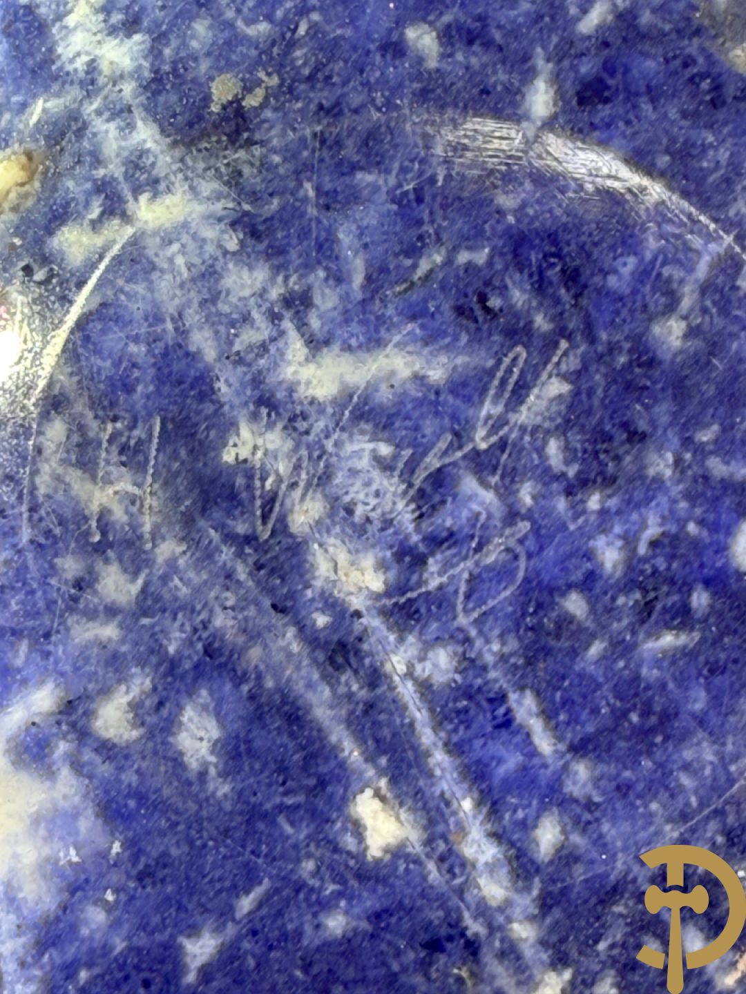 Wolf Helmut (getekend onderaan) Gepolierde schaal/bowl van blauw/wit sodaliet met golvende rand onder getekend WOLF H. (Steinbildhauer, Edelsteingestalter, aus Kirschweiler, Idar-Oberstein),