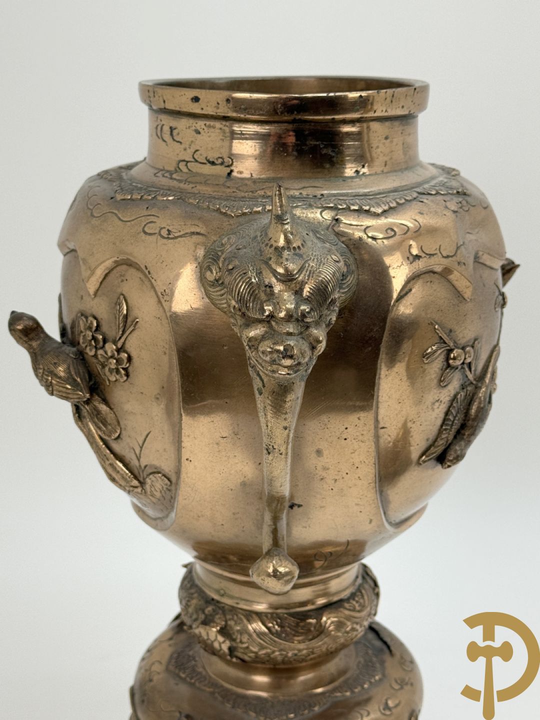 Vergulde bronzen Japanse brule parfum met vogelmotieven en bovenaan met slang bezet