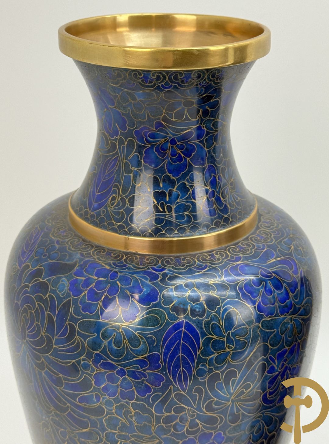 Paar blauwe cloisoné vazen met bloemendecor