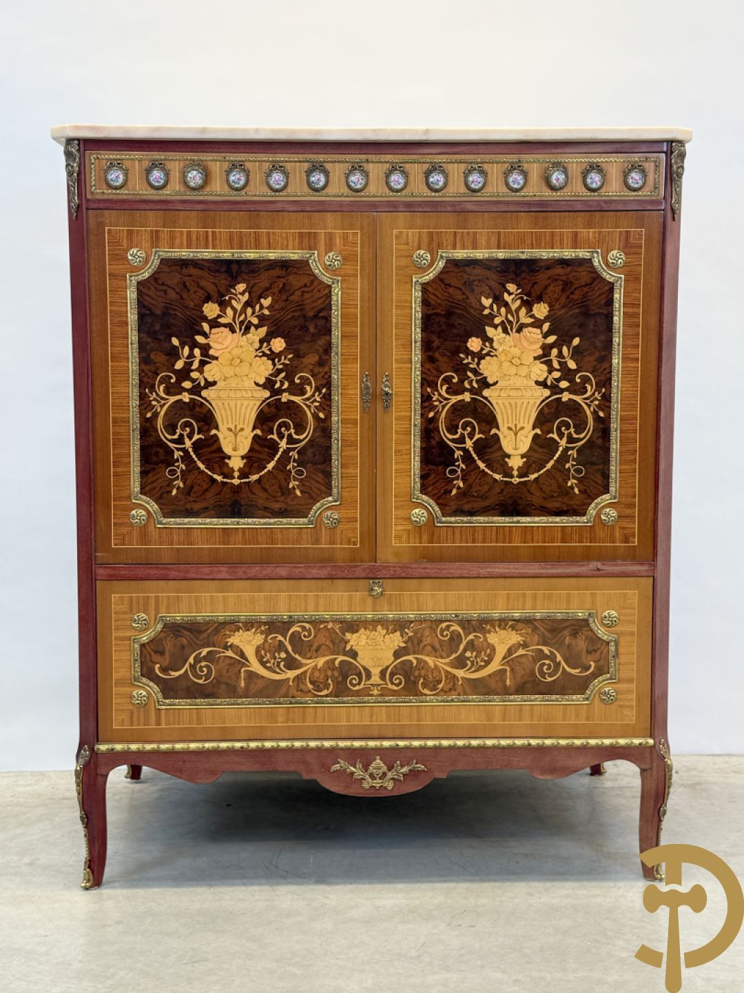 Notelaren TV/barmeubel bezet met bloemenmarquetterie en bronzen ornamenten met porseleinen plakkettes