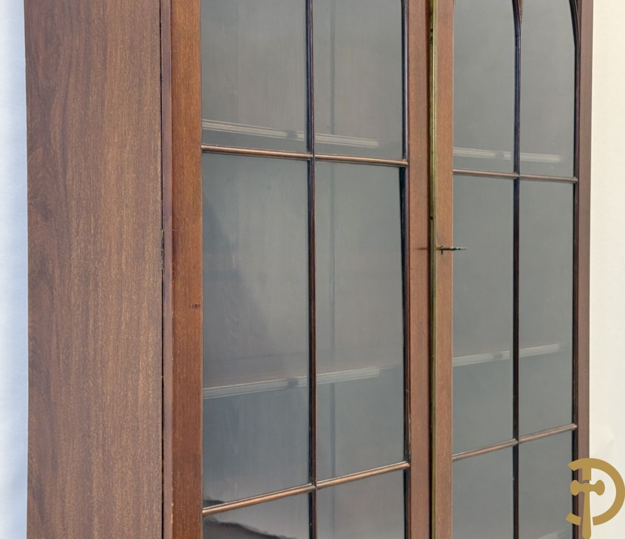 Paar Engelse mahoniehouten vitrines met legbanken