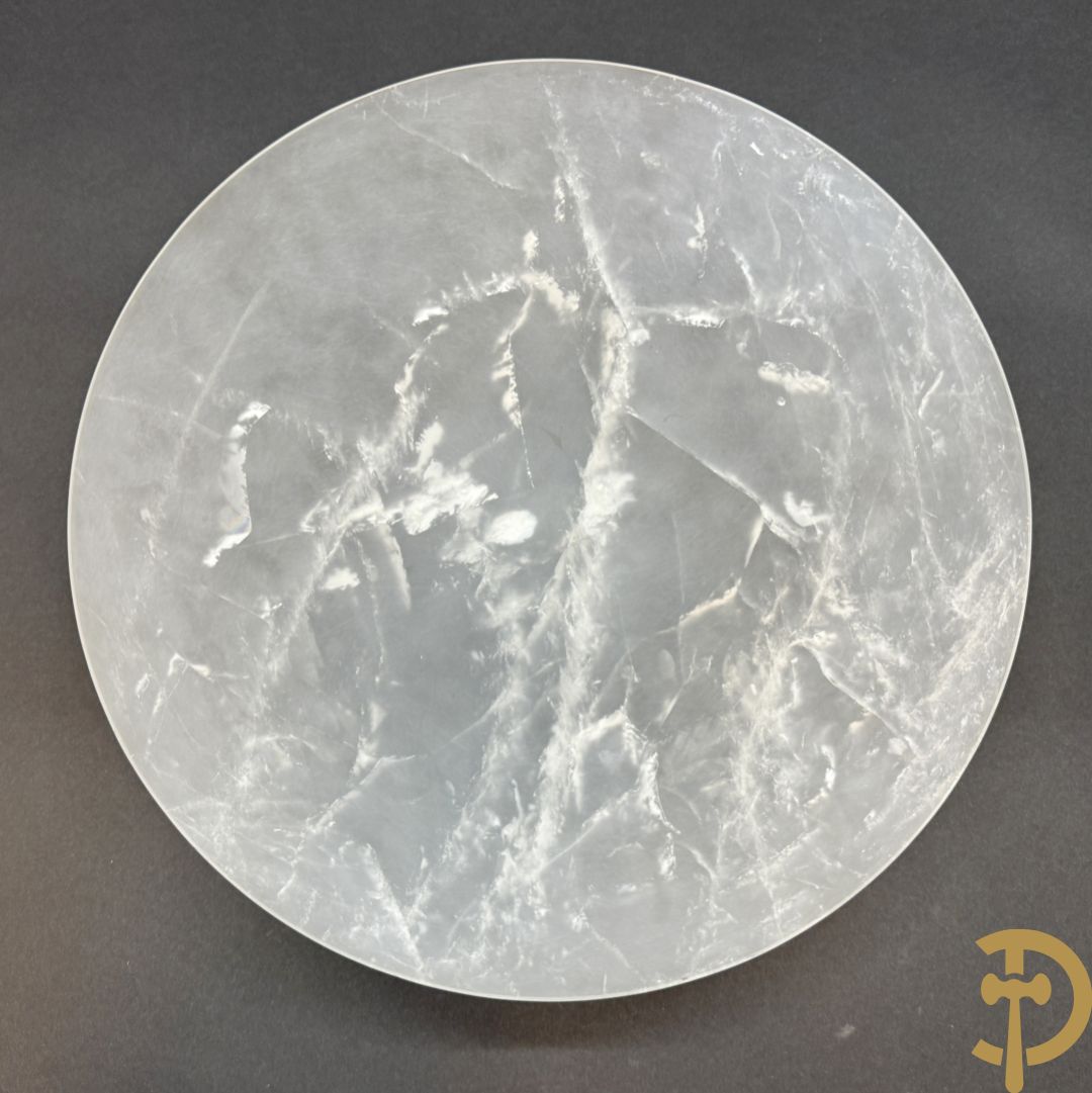 Wolf Helmut (getekend onderaan) Gepolierde schaal/bowl van wit geaderd bergkristal met rechte rand onder getekend WOLF H. (Steinbildhauer, Edelsteingestalter, aus Kirschweiler, Idar-Oberstein),