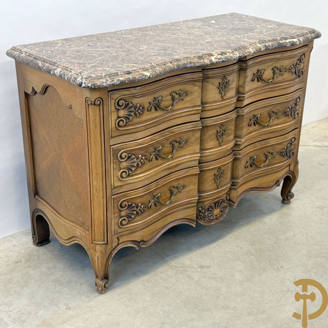 Notelaren drieladencommode met accanthusranken en rocailles, met marmeren blad, op voluutvormige poten