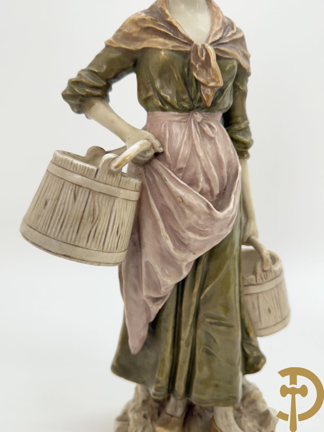 Royal Dux beeld van melkmeisje, onderaan genummeerd 1055 + vaas met zittende dame, Royal Dux stijl