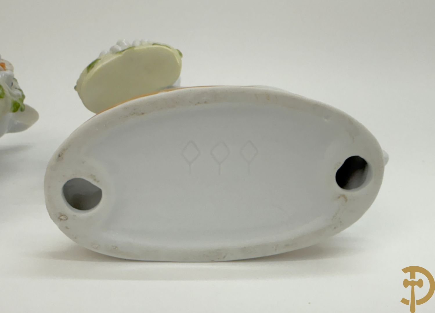 Koppel porseleinen beeldjes met varkens houdende een mandje met biggetjes