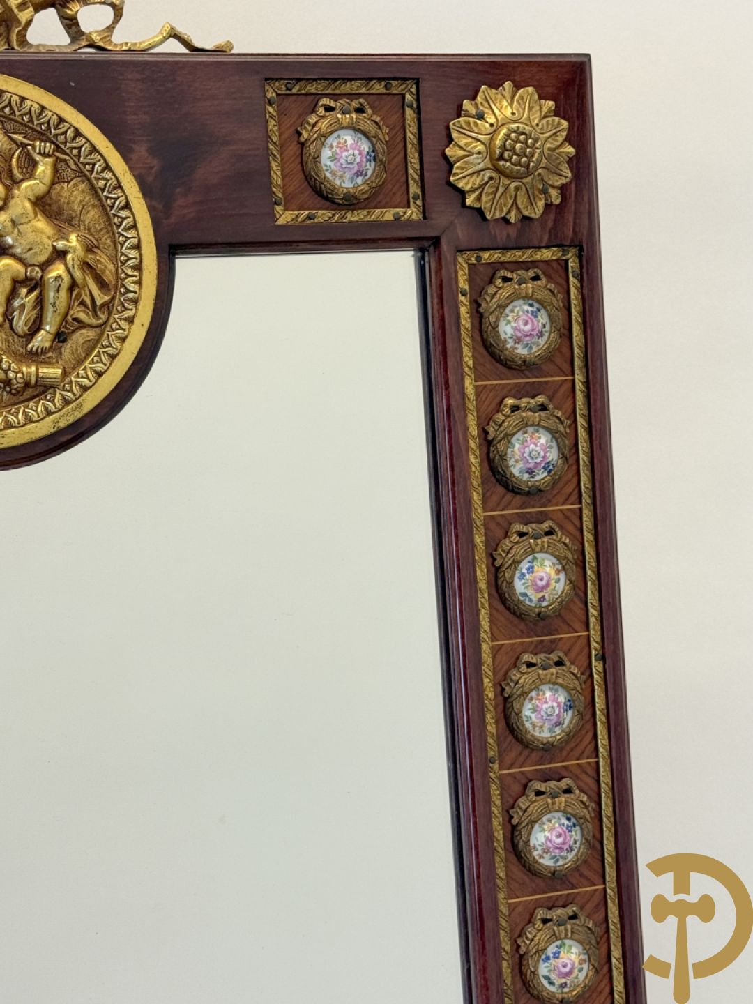 Notelaren console met porseleinen plakkettes met bloemen beschilderd en bronsbeslag + spiegel met porseleinen plakkettes