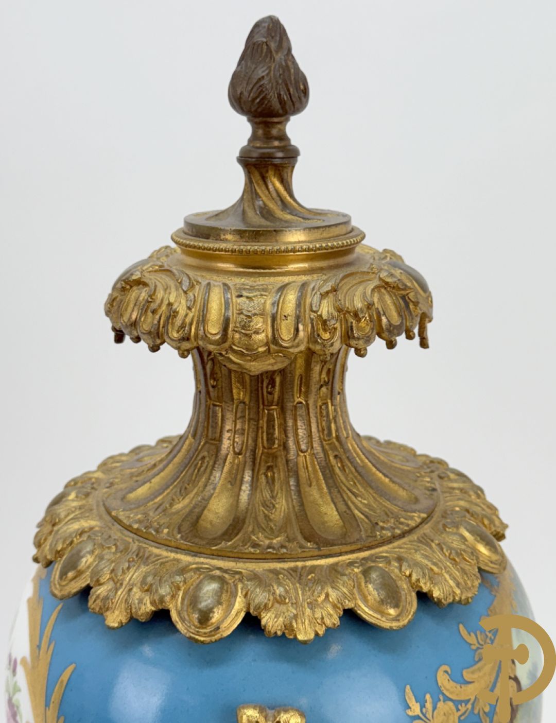 Driedelige bronzen Franse garnituur bezet met cupido