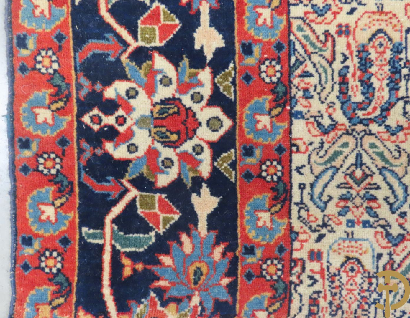 Antiek handgeknoopt tapijt met cashmeremotieven en florale omranding