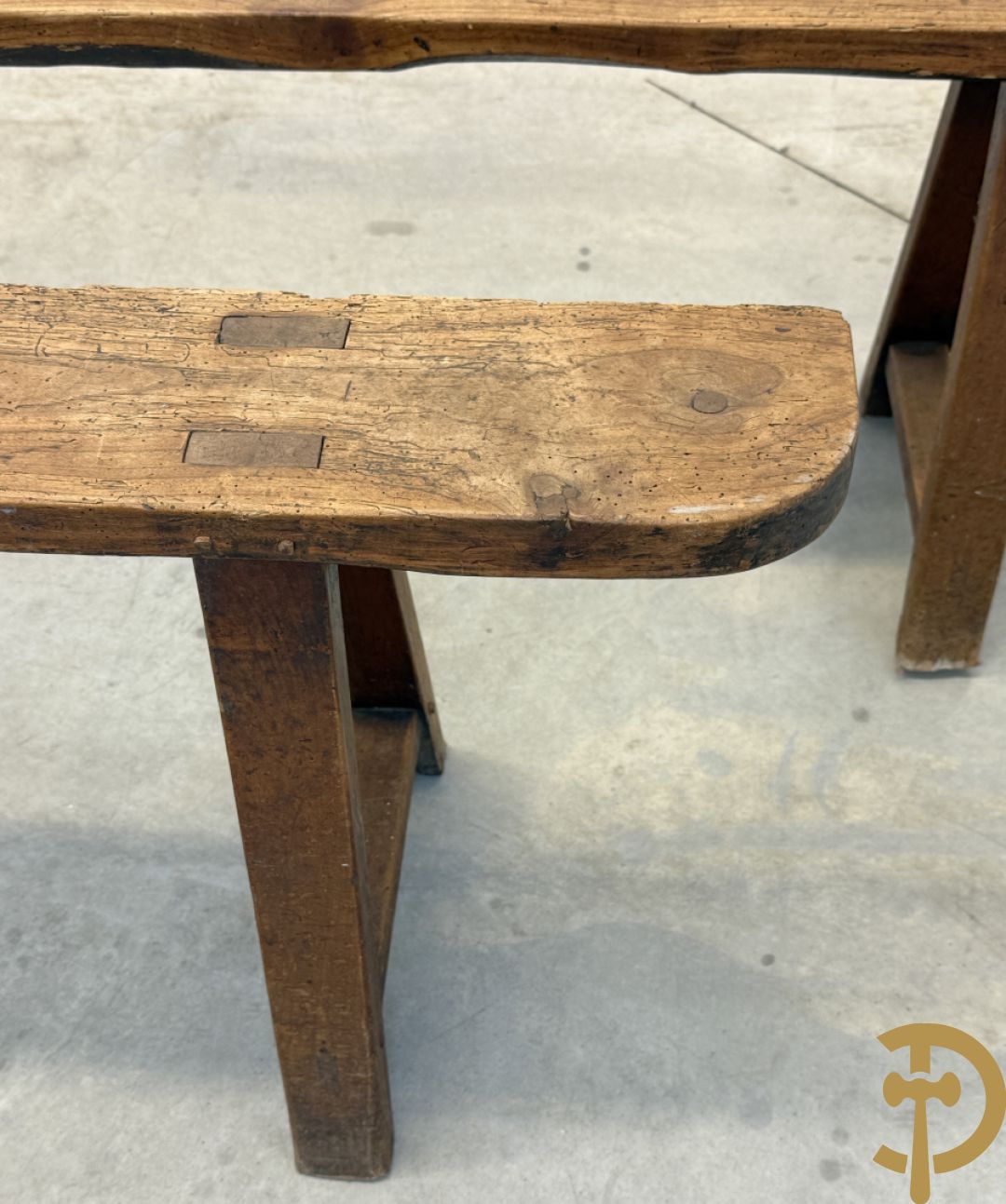 Paar lange eiken kloosterbanken