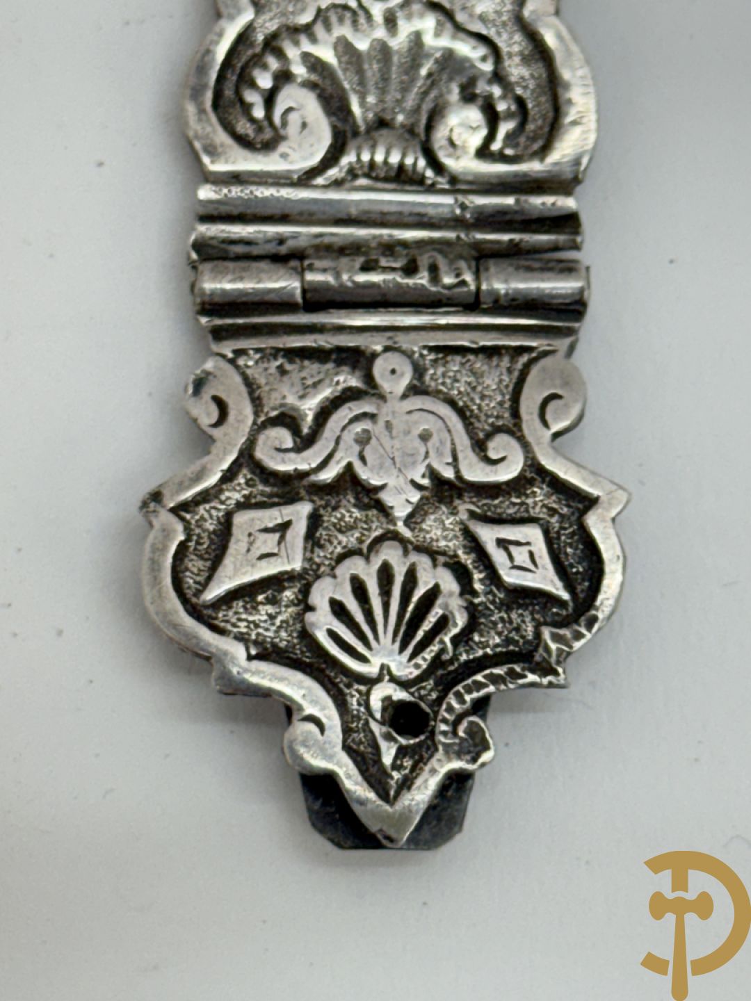 Massief zilveren collectenbus, 2 statieplakkettes, 2 slotjes van boek, wapenschild, penning