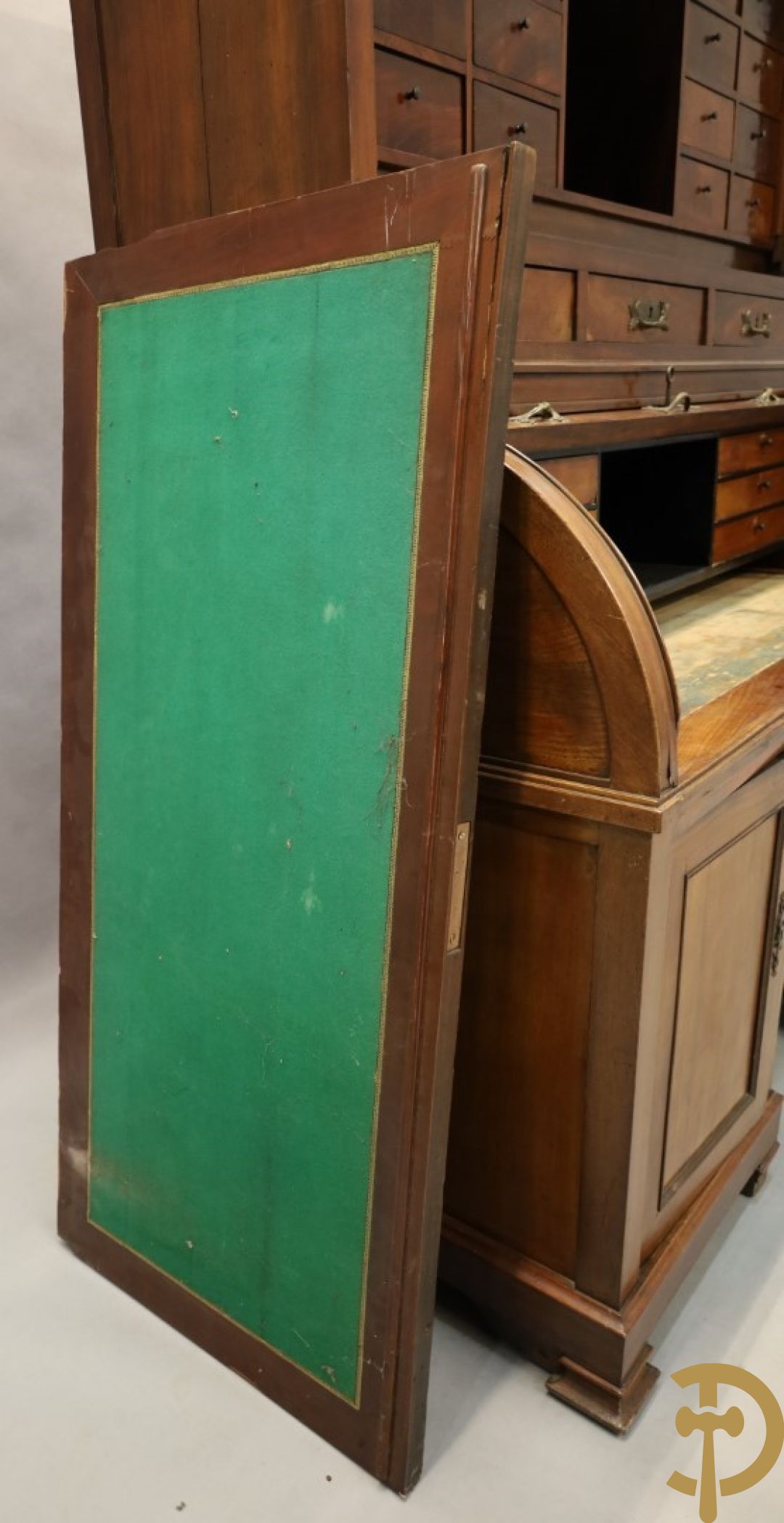 Imposant notelaren cilinderbureau met bovenbouw met ingemaakte lades, cilinderklep en uittrekbaar schrijfblad - drie deuren onderaan - 19e