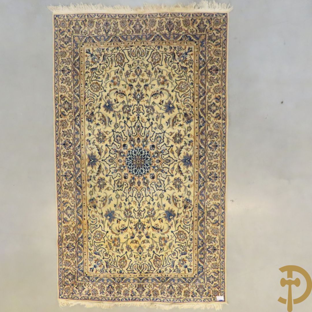 Oosters handgekonoopt tapijt Nain