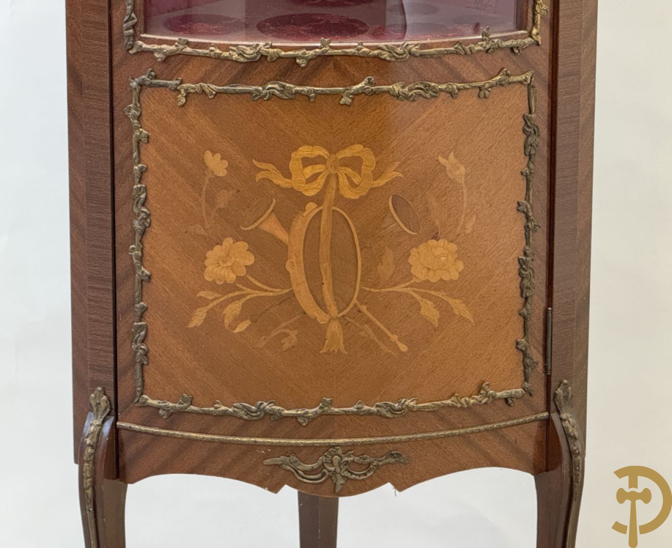 Notelaren hoekkast met bloemenmarquetterie en bronsbeslag - bovenaan met marmeren blad