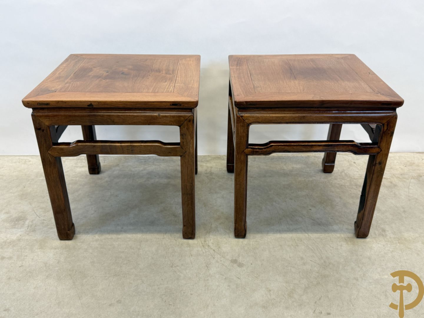 Twee hardhouten Chinese bijzettafels + salontafel