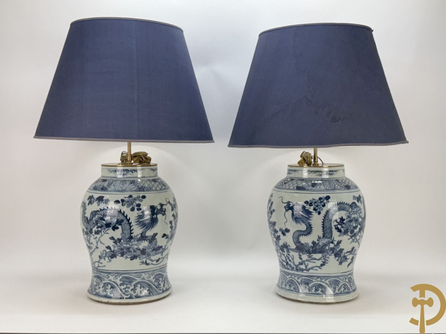 Paar Chinese blauw/witte porseleinen dekselvazen gedecoreerd met draken en bloemenmotieven, als lampadaire omgebouwd