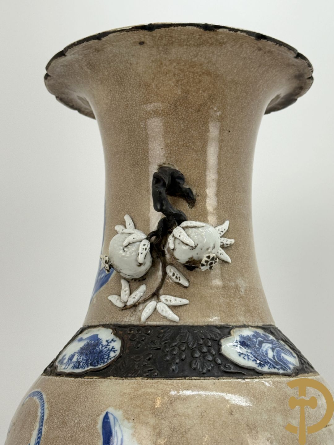 Antieke Chinese Nankin vaas met decor van wijsgeren, onderaan bezet met hert en bovenaan met pioenrozen