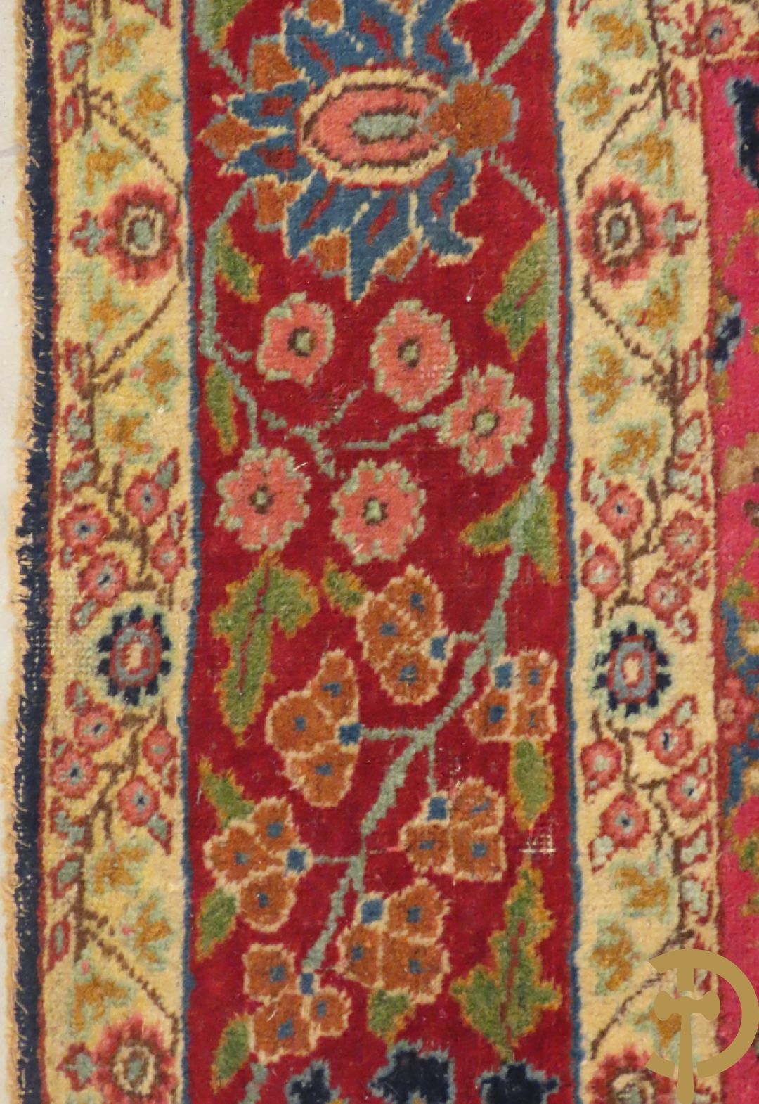 Antiek Oosters handgeknoopt tapijt Tabriz met amfoor en bloementafereel