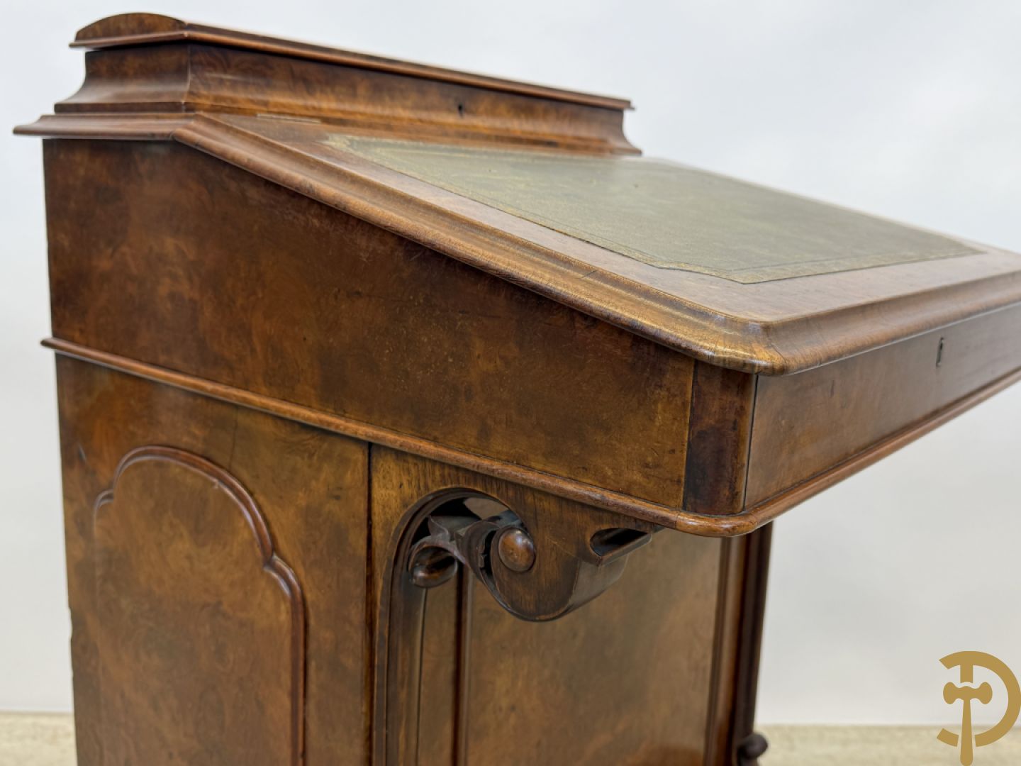 Wortelnotehouten Engels Davenportbureel met klep - zijdelings met deur en 4 ingebouwde lades